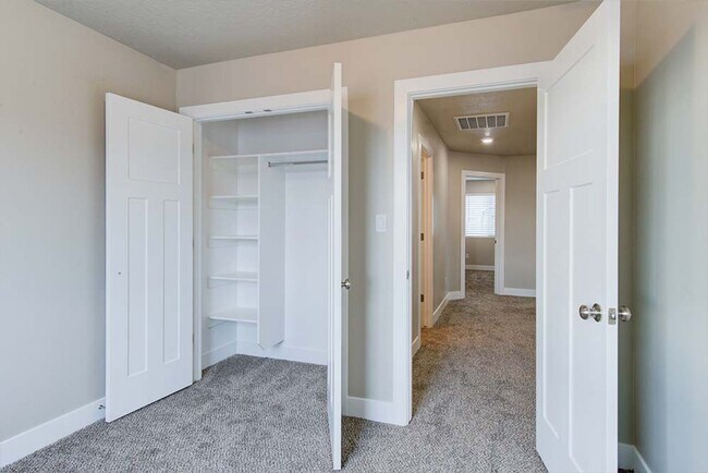 Foto del edificio - Elite 4 bedroom Townhome/Move in specials!
