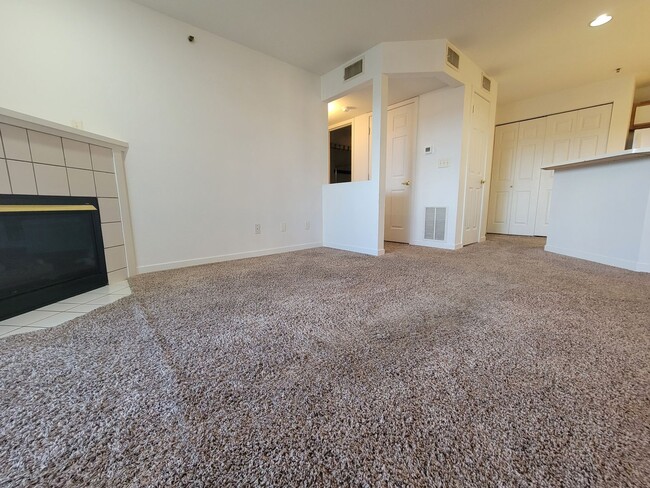 Building Photo - Top-Floor 1 Bedroom Condo in South Boulder...