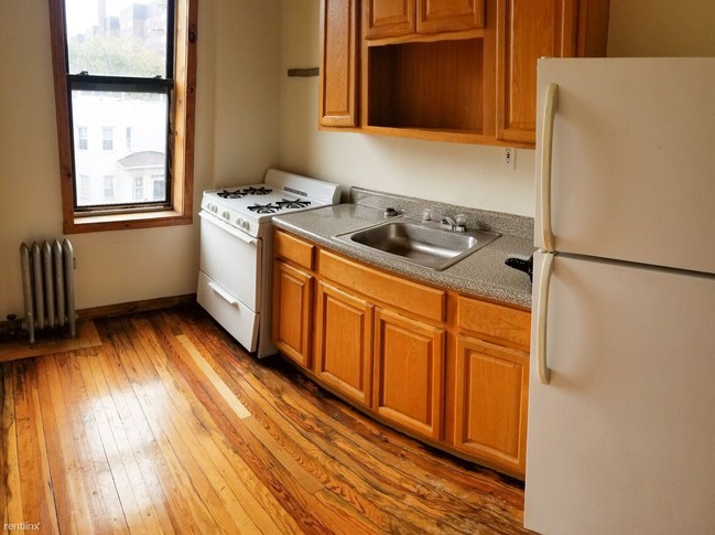 Building Photo - 2 br, 1 bath Apartment - 717 Avenue C Apt C5