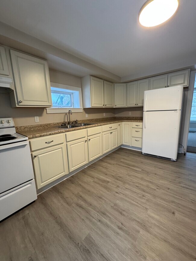 Foto del edificio - 14 Tatro Rd