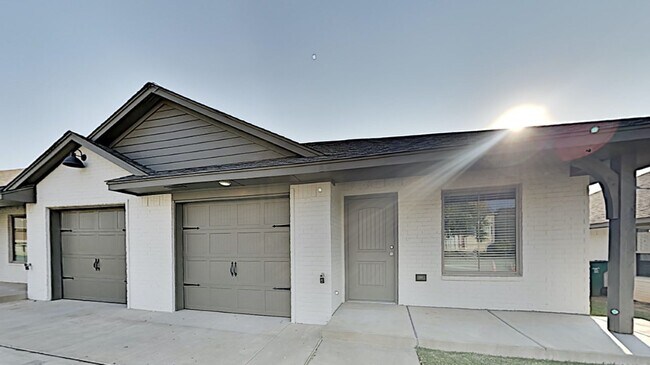 Building Photo - 2 Bedroom 1 Bath Duplex Located Off Broadw...