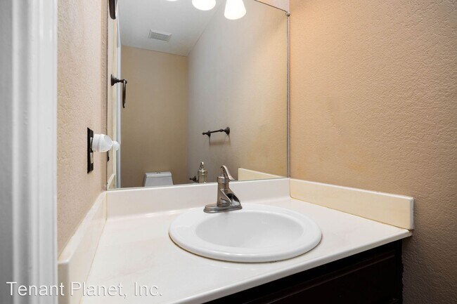 Building Photo - 2 br, 2.5 bath House - 4482 Louisiana St U...