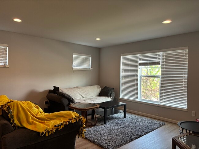 Building Photo - 631 Hillcrest Dr