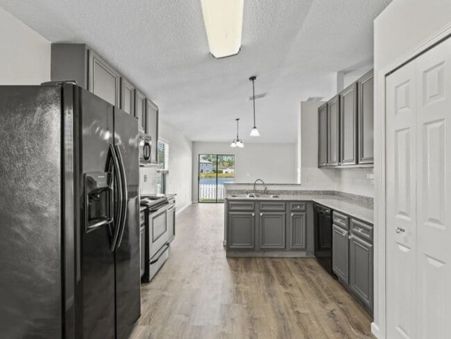 Foto del edificio - 4 Bedroom Fully Refurbished Single Family ...