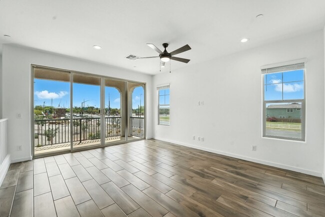 Building Photo - Like New Luxurious Model Home in Warner Meadows!