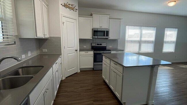 Building Photo - 204 Bronco Billy Dr