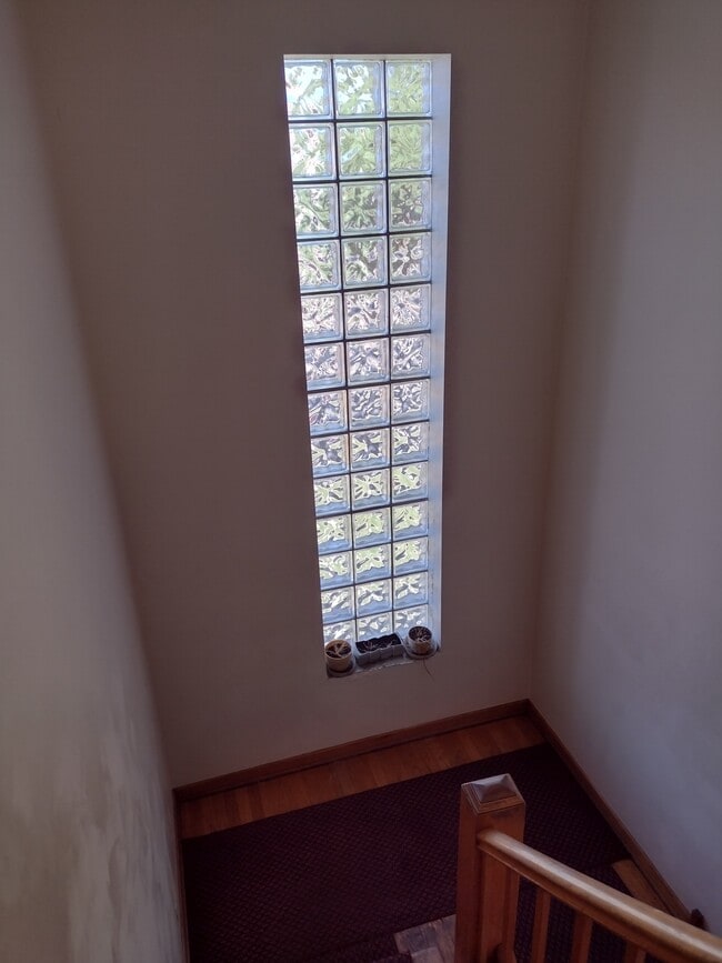 Vista superior de la escalera - 5617 N Christiana Ave