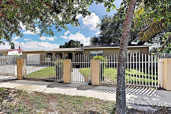 Foto del edificio - 17001 NW 34th Ave