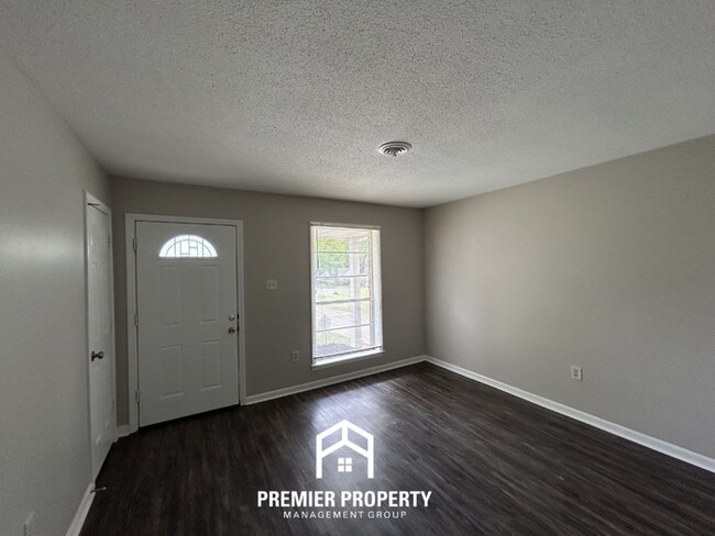 Foto del edificio - Charming 3BR/2BA in Southaven | Hardwood Floors & Large Fenced Backyard