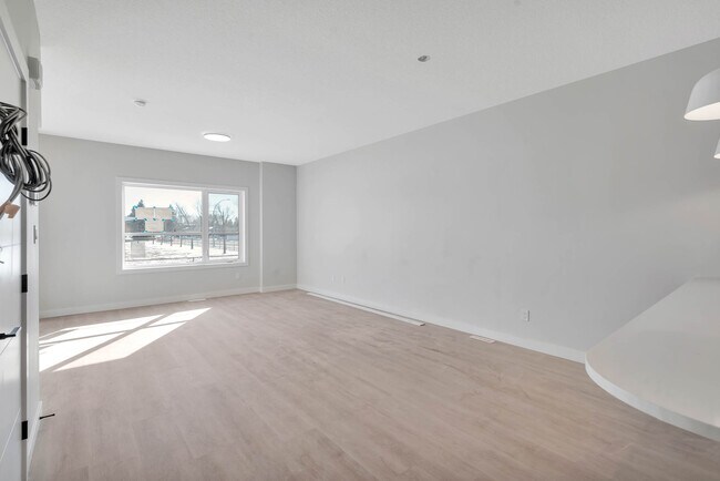 Photo du bâtiment - 15211 109 Ave NW