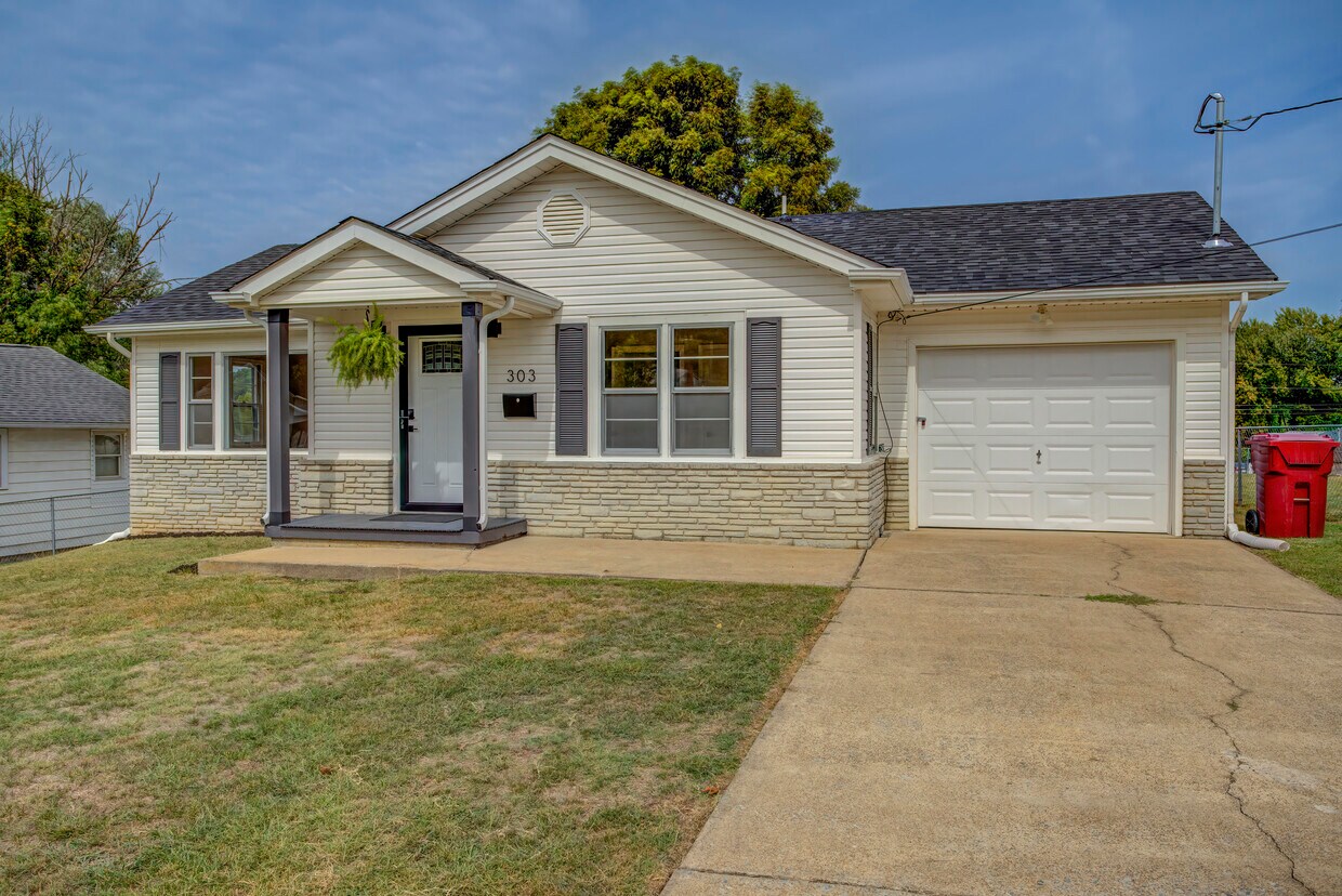 Primary Photo - 303 Bettie St