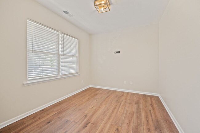 Building Photo - Stunning New Home in Enclave section Chateau