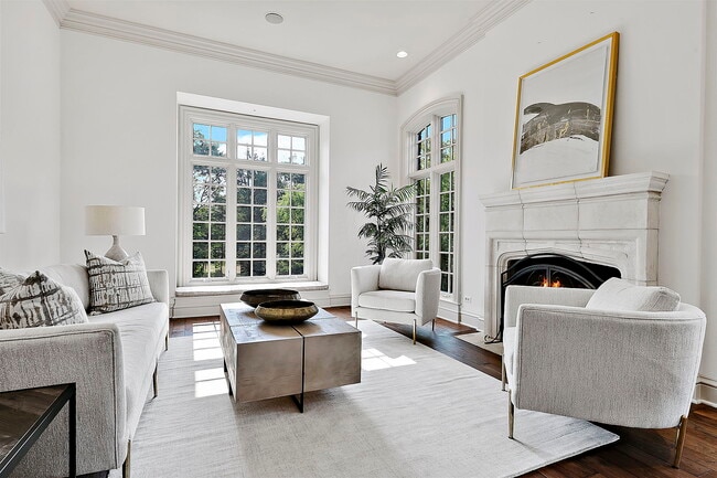 Building Photo - 9 Longwood Dr