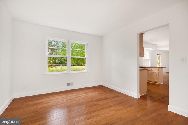 Building Photo - 16 Dunbar Dr