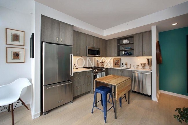 Building Photo - 515 W 38th St