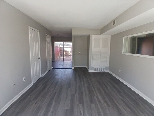 Building Photo - Updated 2 Bedroom 1.5 Bath Townhome