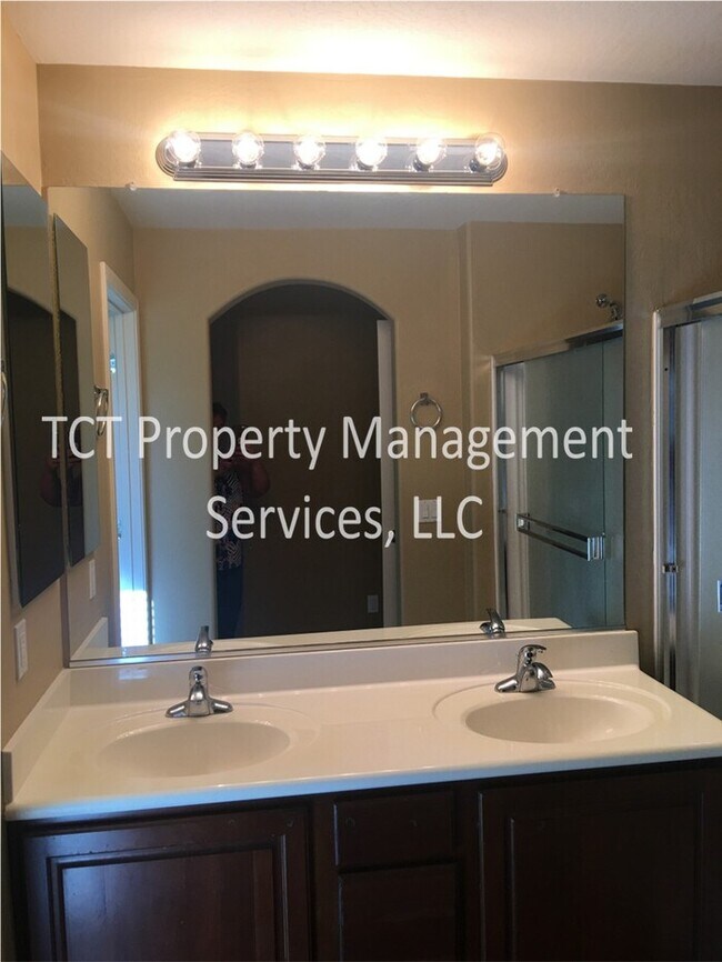 Foto del edificio - Upgraded Beautiful 3 bedroom 2.5 bath townhouse in The Cottages