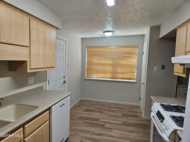 Foto del edificio - 10401 Kinross Ave