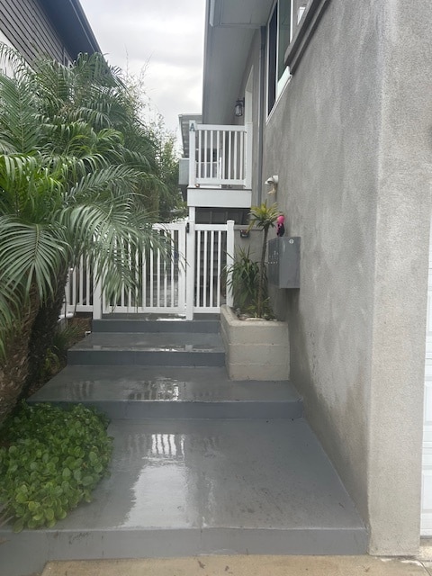 Walkway to unit - 1534 Manhattan Beach Blvd