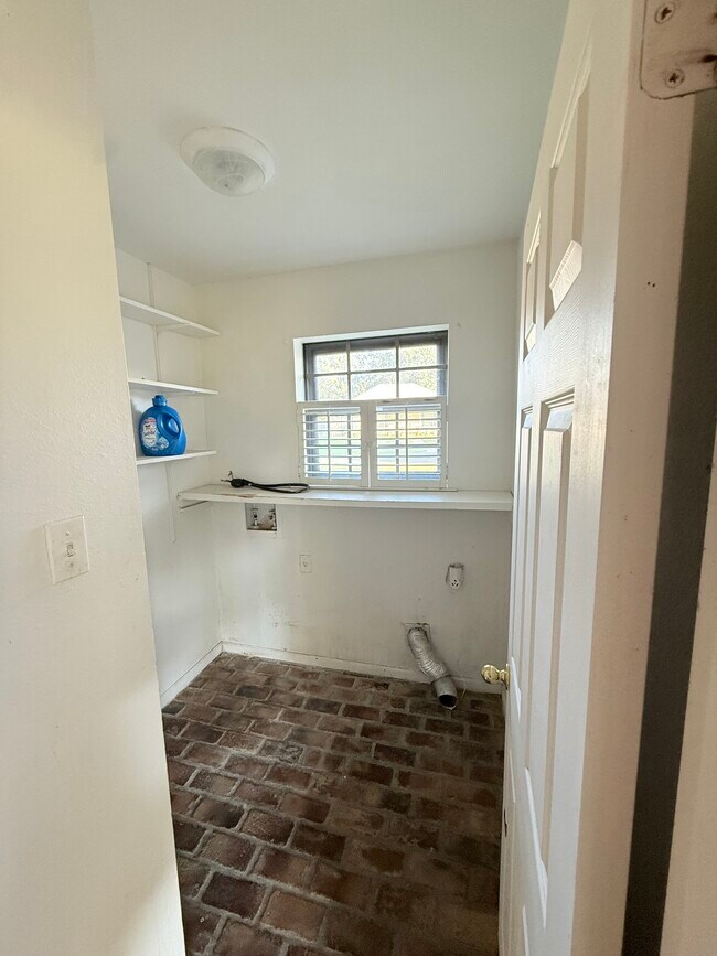 Building Photo - 2011 Aspenwood Dr