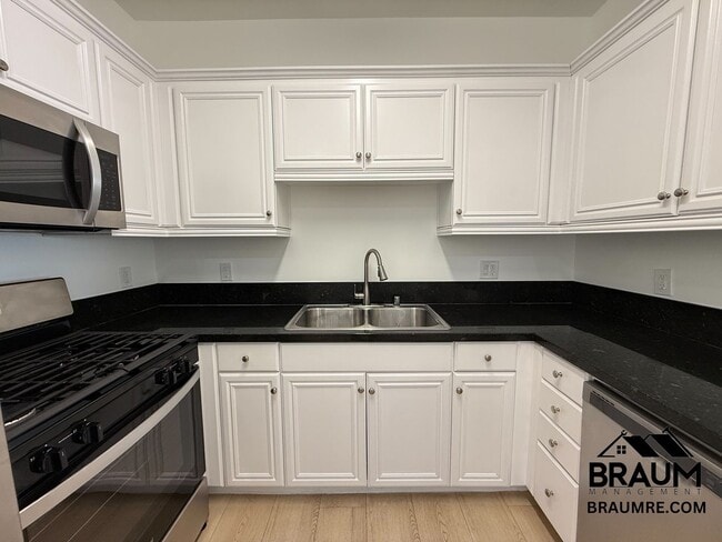 Building Photo - 10849 Fruitland Dr
