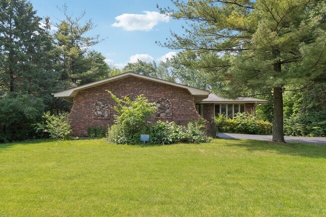 Building Photo - 13115 Maple Rd