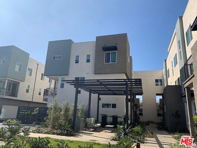 Building Photo - 22214 Poppy Ct