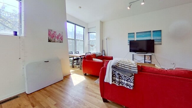 Building Photo - Third Floor Lincoln Park 3 Bed 2 Bath
