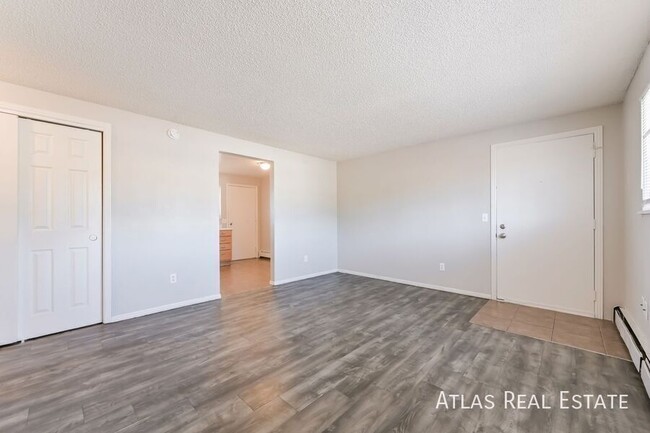 Building Photo - 910 Bishop Ct