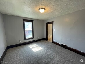 Building Photo - 1052 Yale St