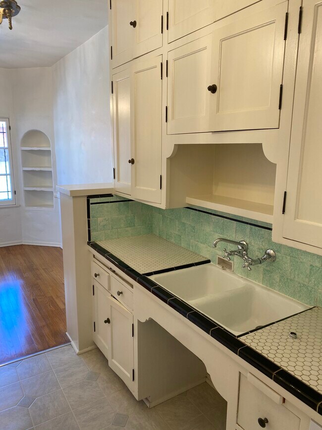 Kitchen - 400 N Sycamore Ave