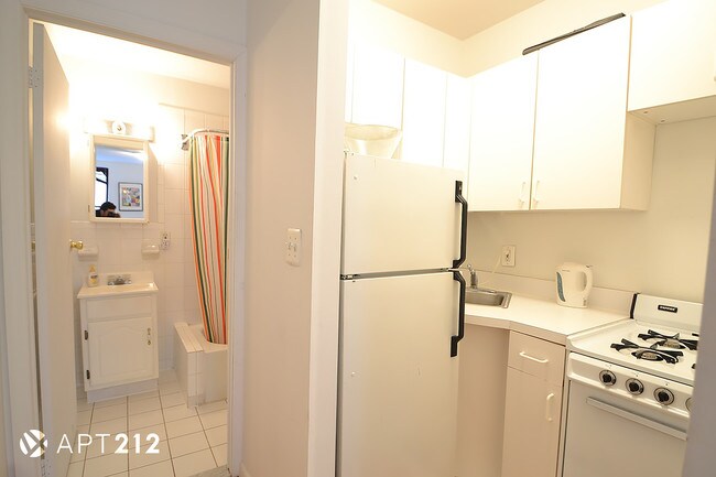 Building Photo - 426 E 77th St