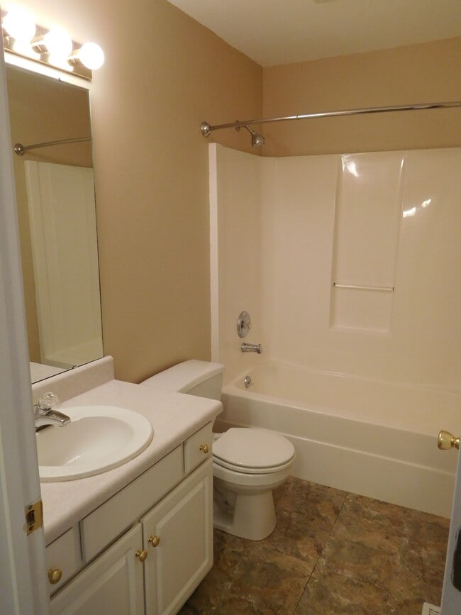 Upstairs bathroom - 125a Heatherbrook Ct