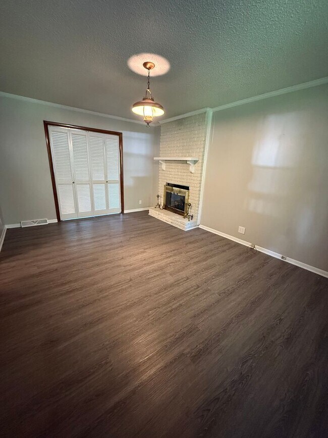Foto del edificio - 3BR Brick Home with Beautiful Hardwood Floors