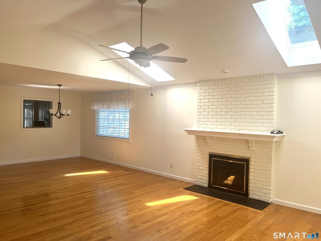 Building Photo - 417 Canoe Brook