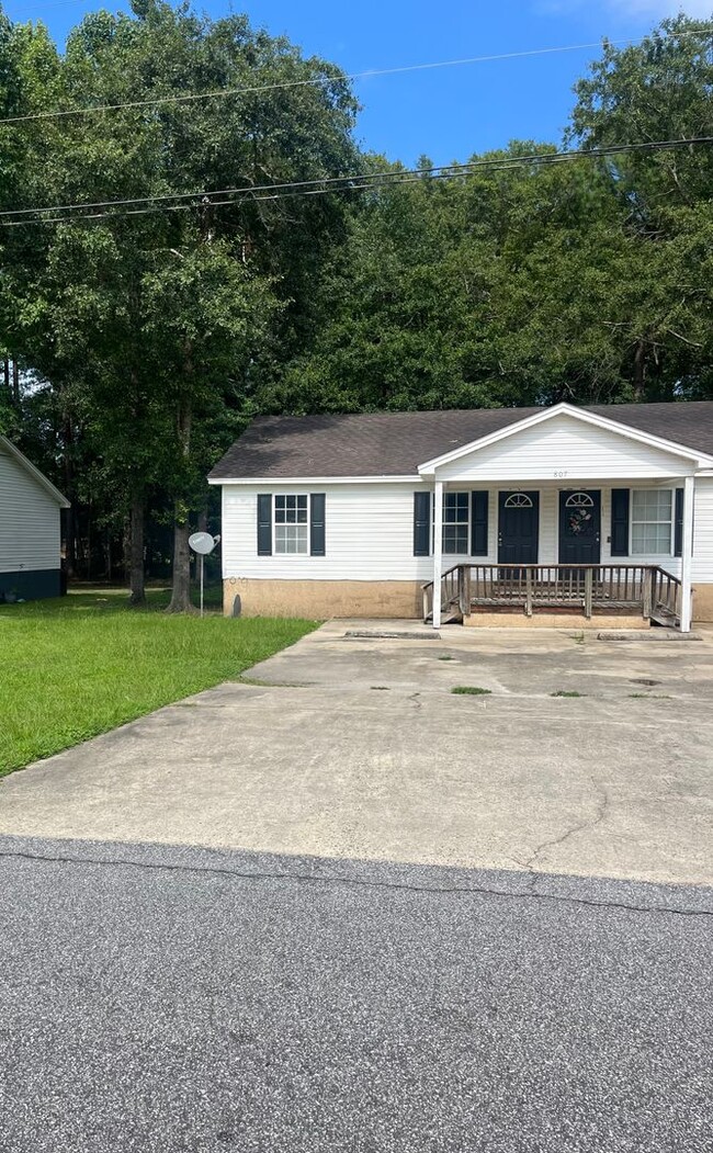 Building Photo - Ash Street Ext (807)
