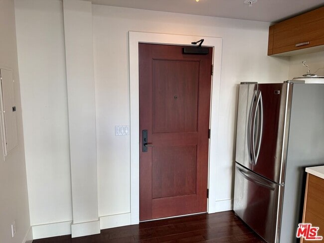 Building Photo - 460 S Spring St