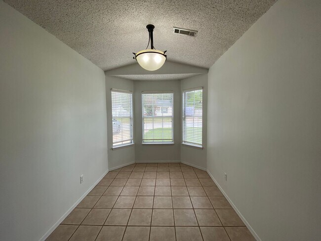 Building Photo - Adorable 3 Bedroom Home Fayetteville, AR!
