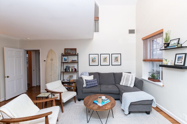 Building Photo - Beautiful Lofted Two Bed, One bath Condo |...