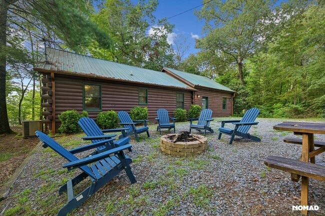 Building Photo - Charming 3BR House in Mineral Bluff