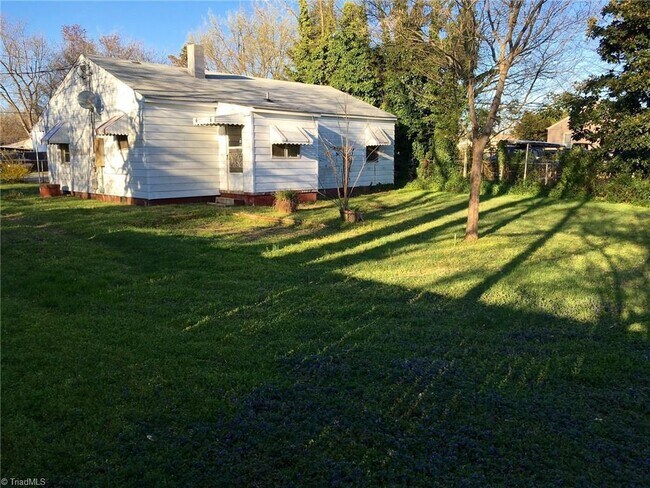 Building Photo - 3 Beds/1 Bath - COMING SOON!