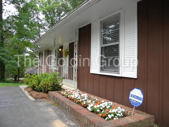 Building Photo - 1110 N Valley Dr