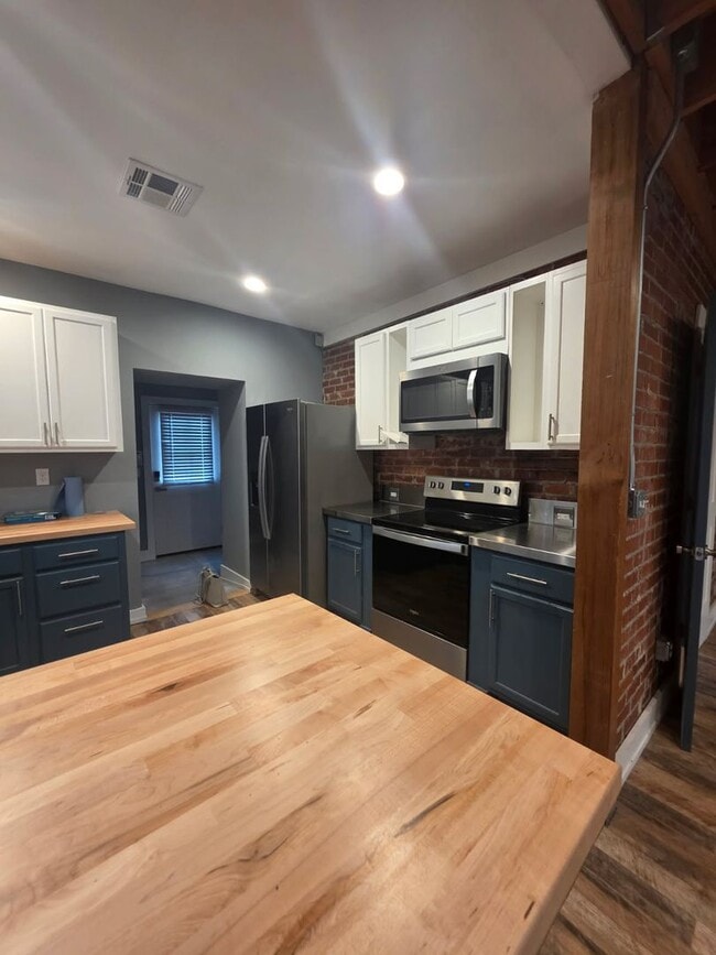 Building Photo - Amazing renovation near downtown Sand Springs.