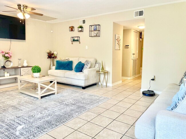 Foto del edificio - 3 BR 2.5 BA Luxury Townhouse