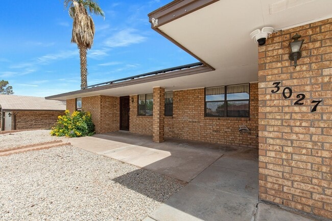 Building Photo - Spacious 3 bedroom 2 bath home with Solar Panels