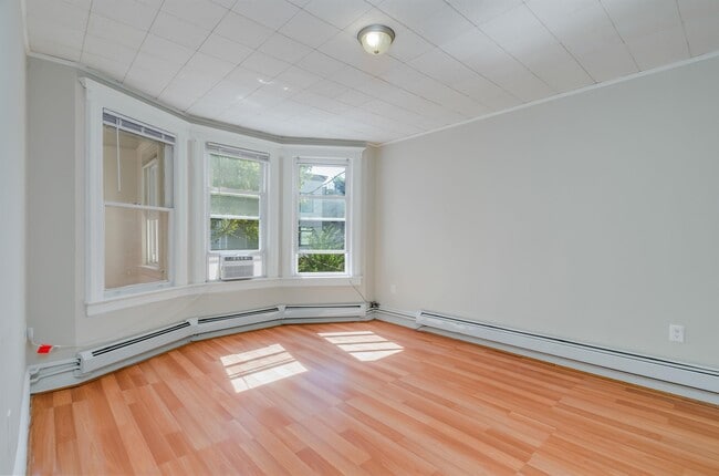 Building Photo - 27 Romaine Ave