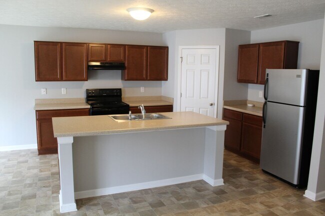 Building Photo - Spacious 3 BR Ranch Home in Whitestown!