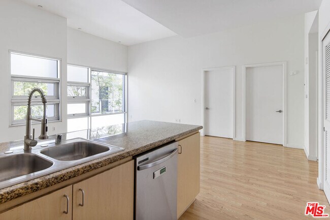 Foto del edificio - 630W W 6th St