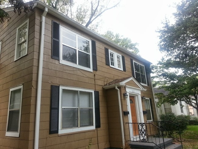 Building Photo - 327 Decelle St