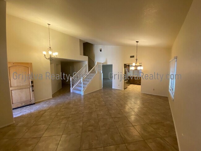 Building Photo - Amazing 5 BD, 3 BA House + Pool! This Oro ...